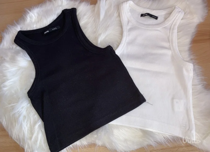 2 crop top sportske majice