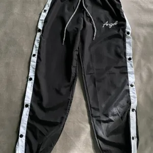 Crna trenerka sa kopčanjem