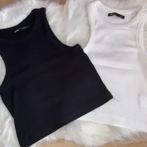 2 crop top sportske majice