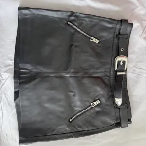 Bershka kožna suknja