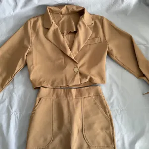 Komplet sako i suknja