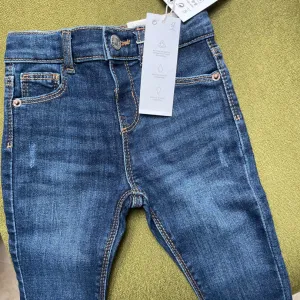 Zara farmerke za bebe 6-9m