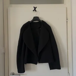 H&M - Crni prolećni kaputić