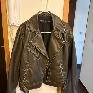 Zara kozna jakna