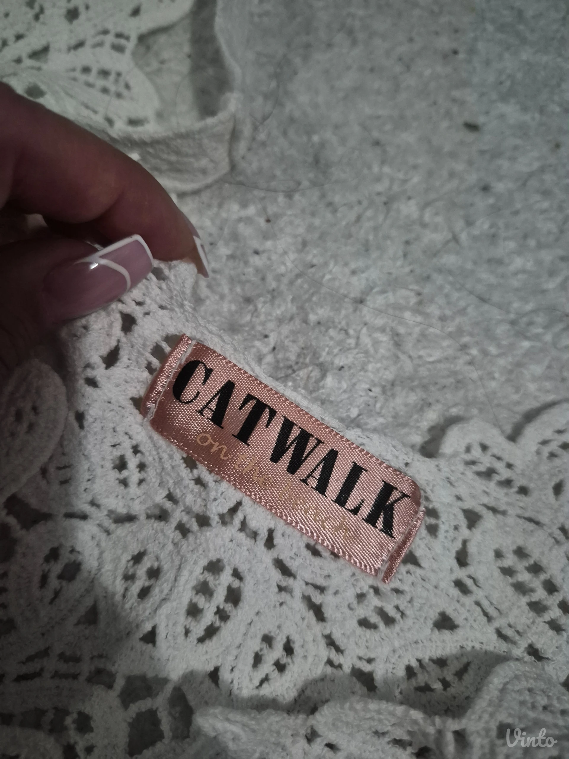 Bela cipkasta haljina