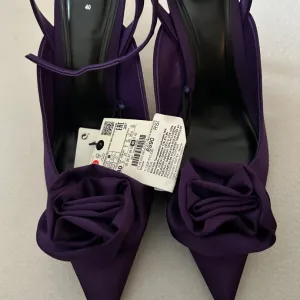 Zara štikle saten nove