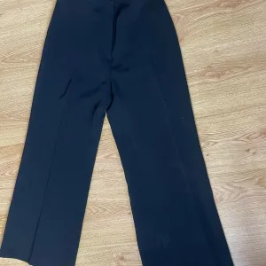 Crne pantalone