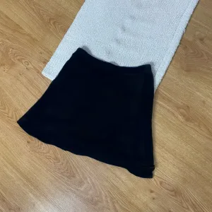 Crna leprsava suknjica