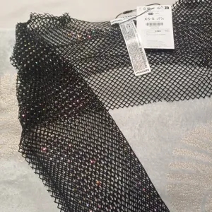 Stradivarius top sa etiketom