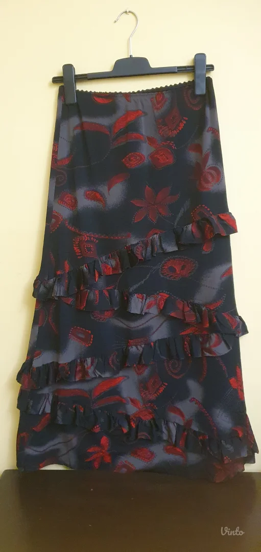 Dve suknje vel. L za samo 1000din