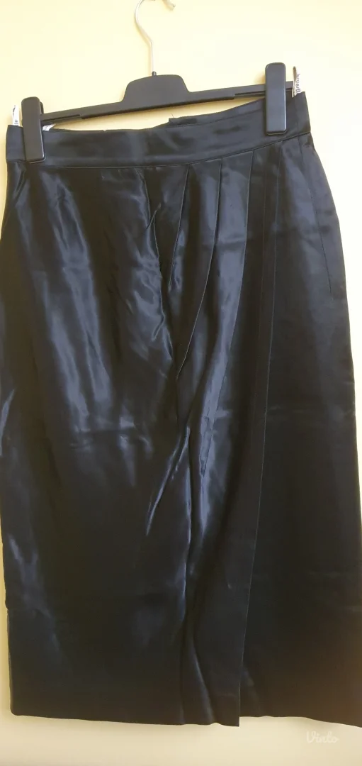 Dve suknje vel. L za samo 1000din