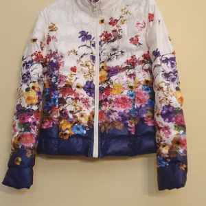 Jakna sa cvetnim dezenom