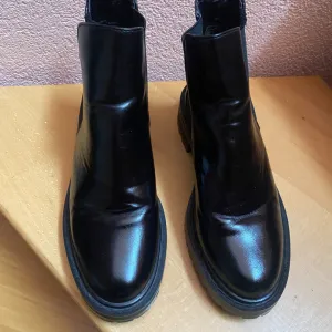 Crne ženske gležnjače