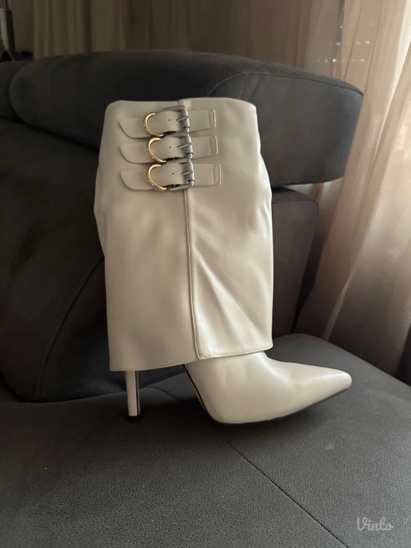 Prelepe cizme na stiklu