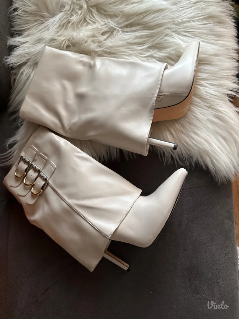 Prelepe cizme na stiklu