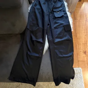 Bershka cargo satin pantalone