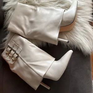 Prelepe cizme na stiklu