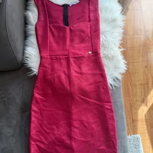 Blondy crvena haljina