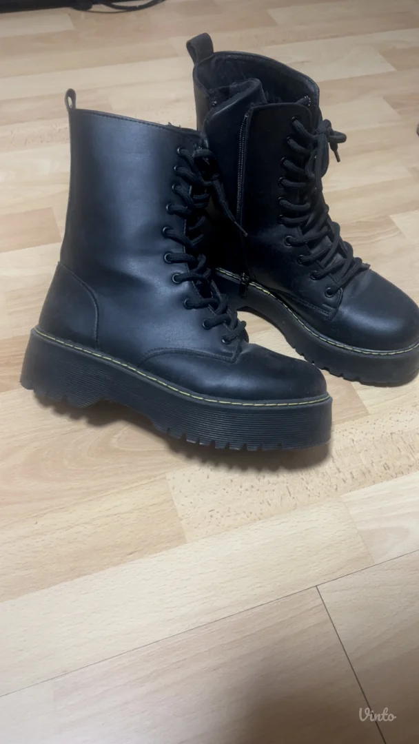 Crne čizmice od eko-kože 39 broj