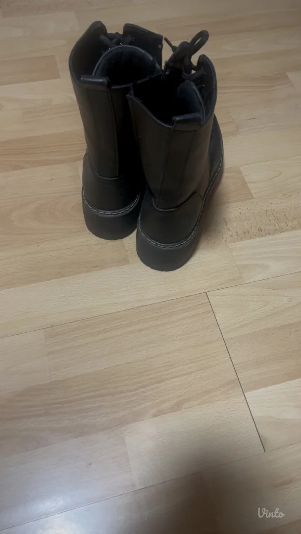 Crne čizmice od eko-kože 39 broj