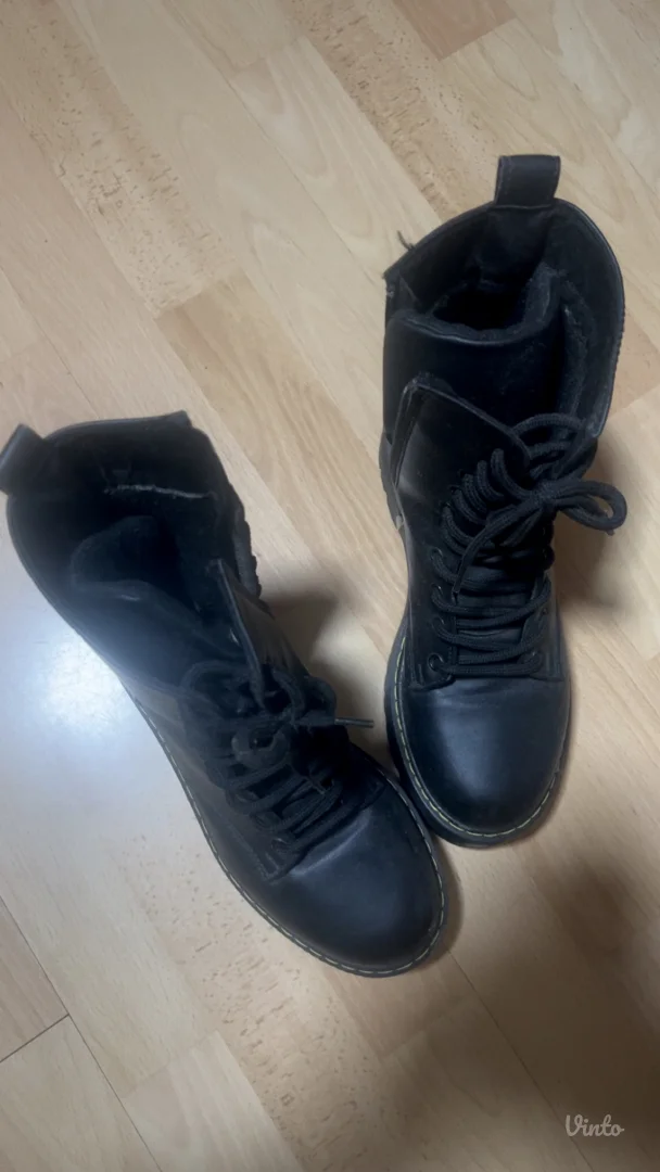 Crne čizmice od eko-kože 39 broj