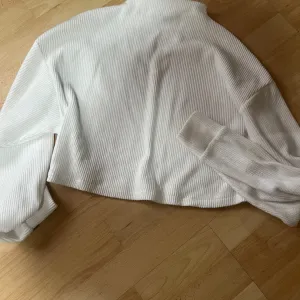 Bershka - beli ženski džemper