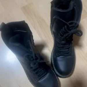 Crne čizmice od eko-kože 39 broj