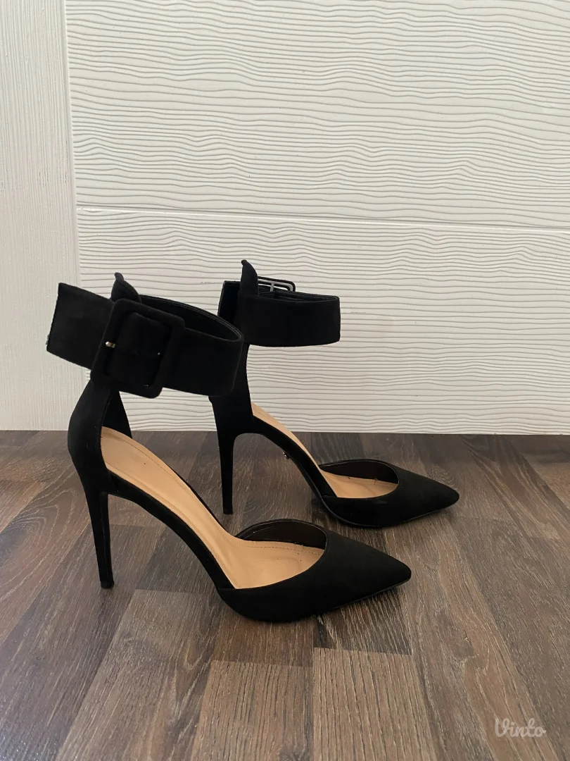 Špicaste crne štikle