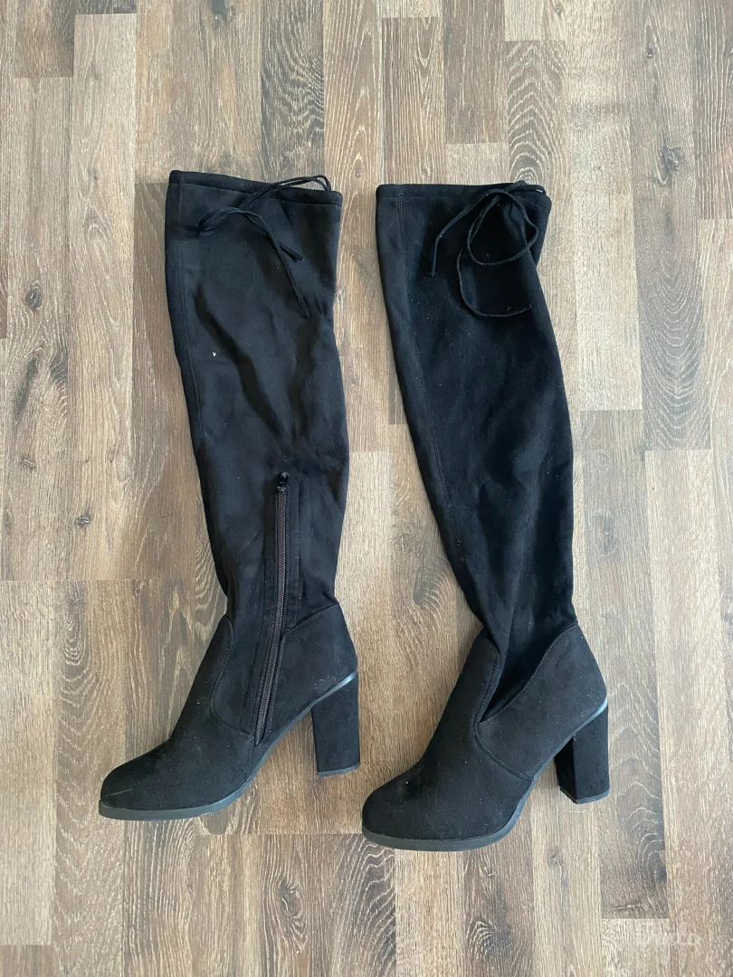 Crne duge čizmice na štiklu