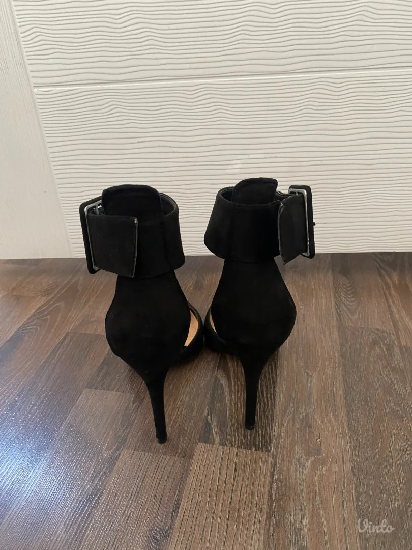 Špicaste crne štikle