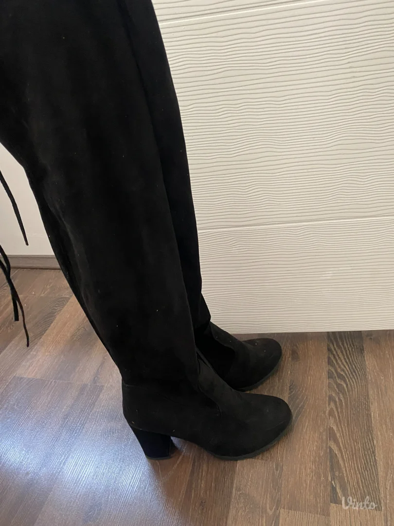 Crne duge čizmice na štiklu