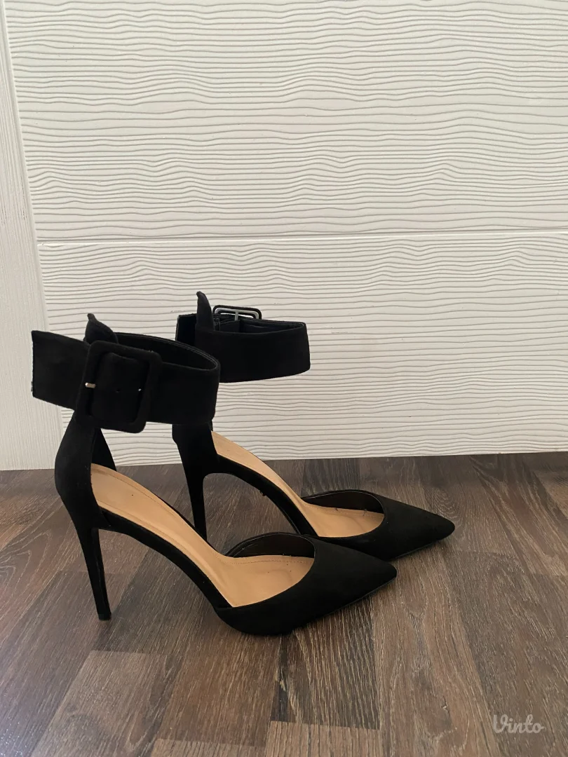 Špicaste crne štikle