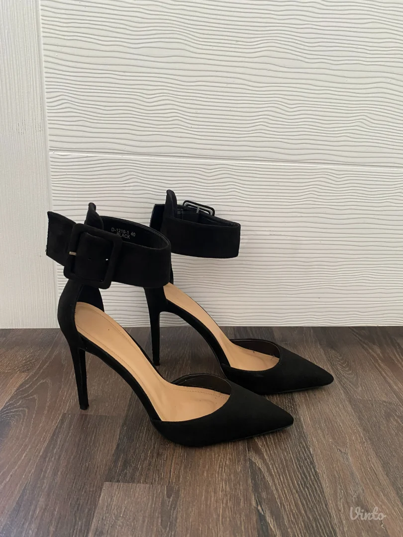 Špicaste crne štikle