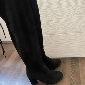 Crne duge čizmice na štiklu