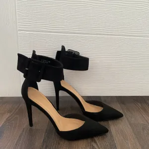 Špicaste crne štikle