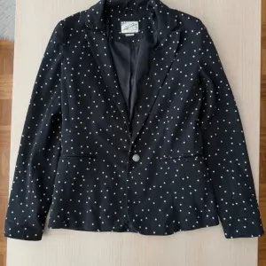 Pull & Bear crni sako sa belim zvezdicama
