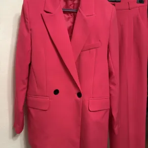 Komplet žensko odelo