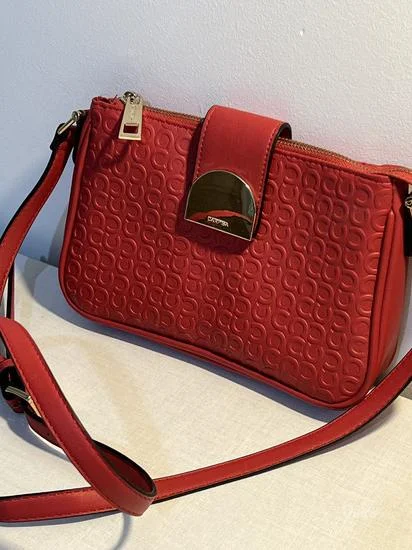 Carpisa crvena torbica, nosena jednom.