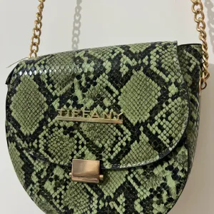 Tiffany torbica, nikad nosena.