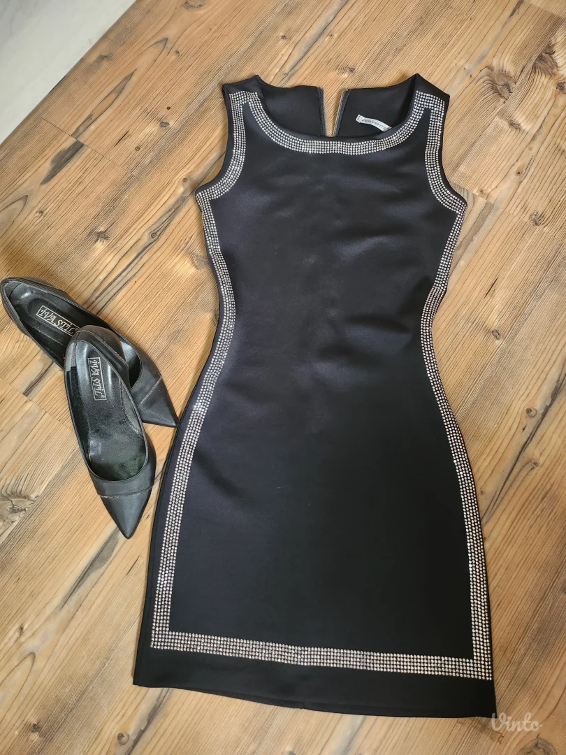 Kratka haljina bez rukava.