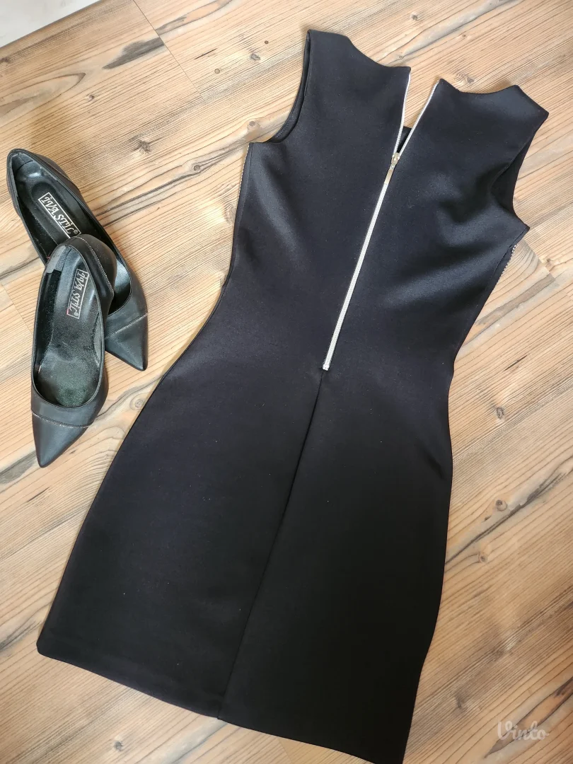 Kratka haljina bez rukava.