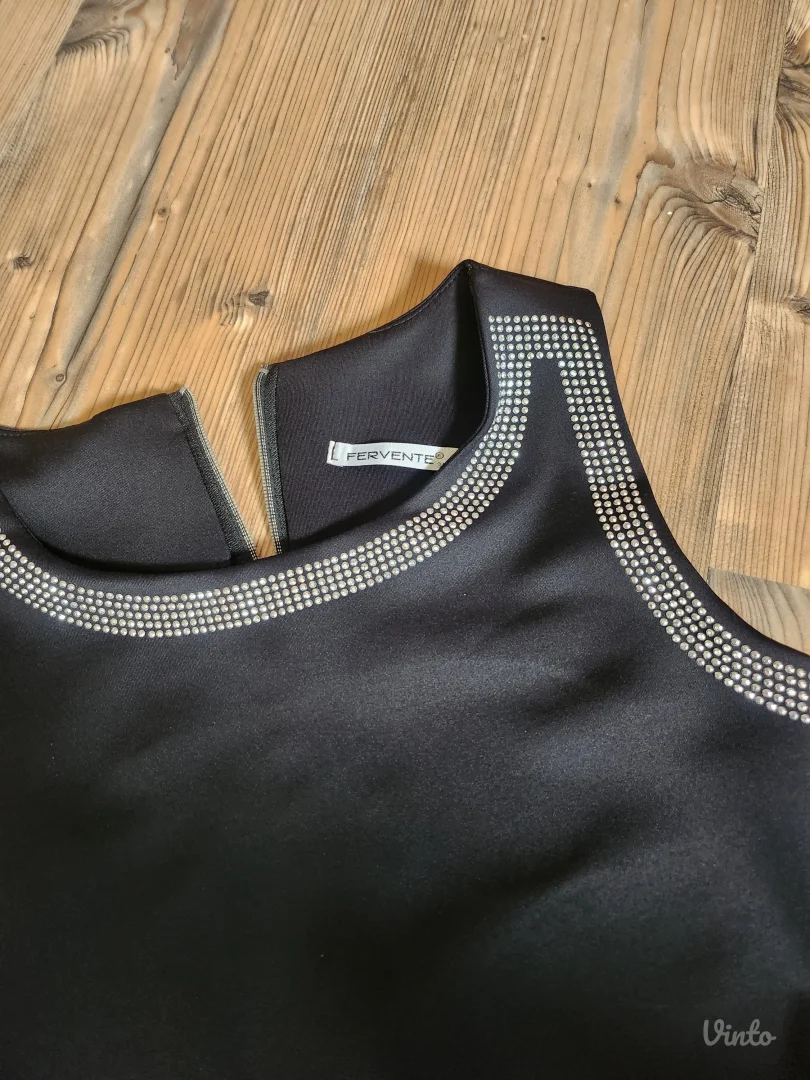 Kratka haljina bez rukava.