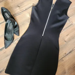 Kratka haljina bez rukava.