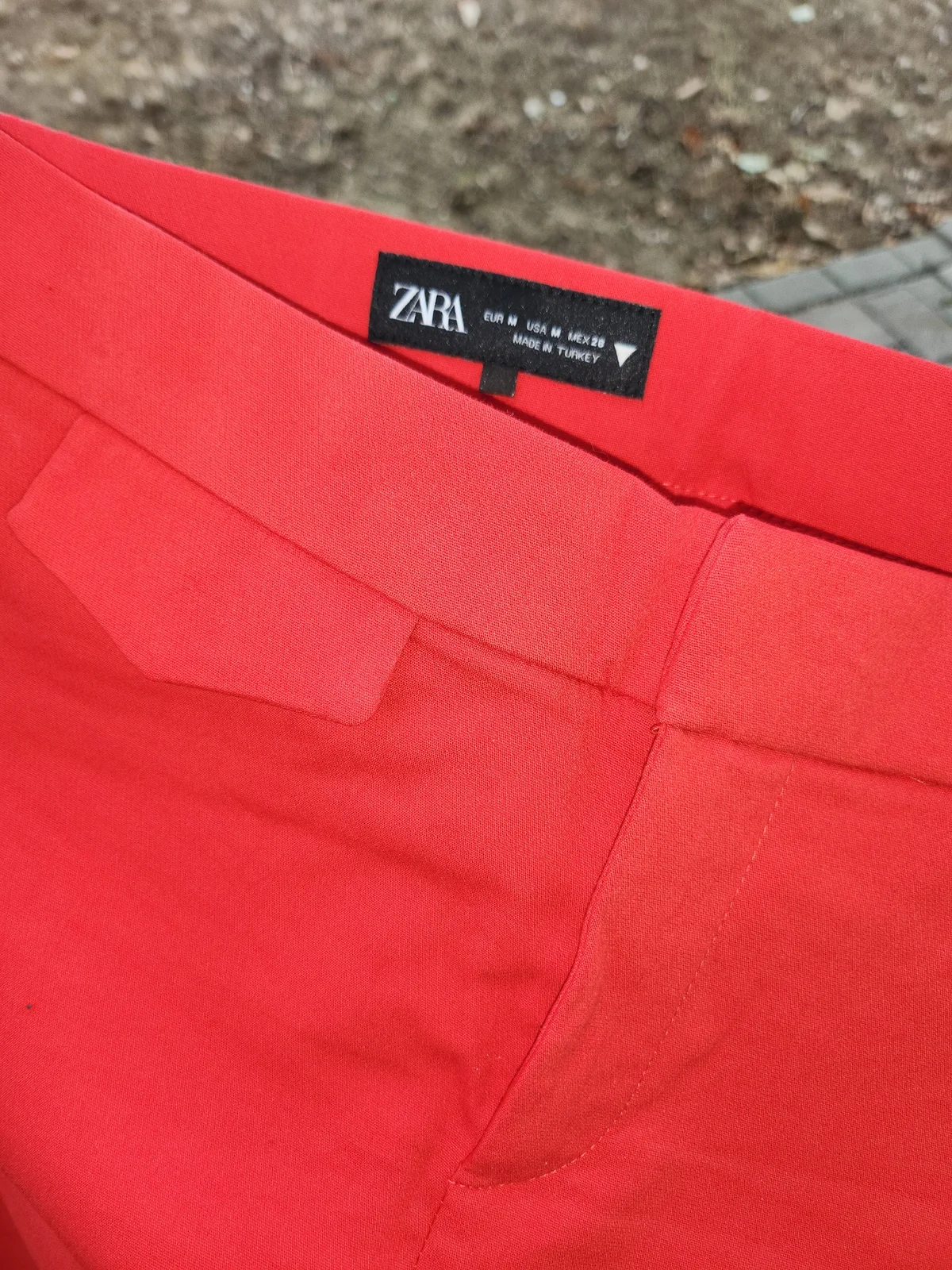 Pantalone crvene ZARA
