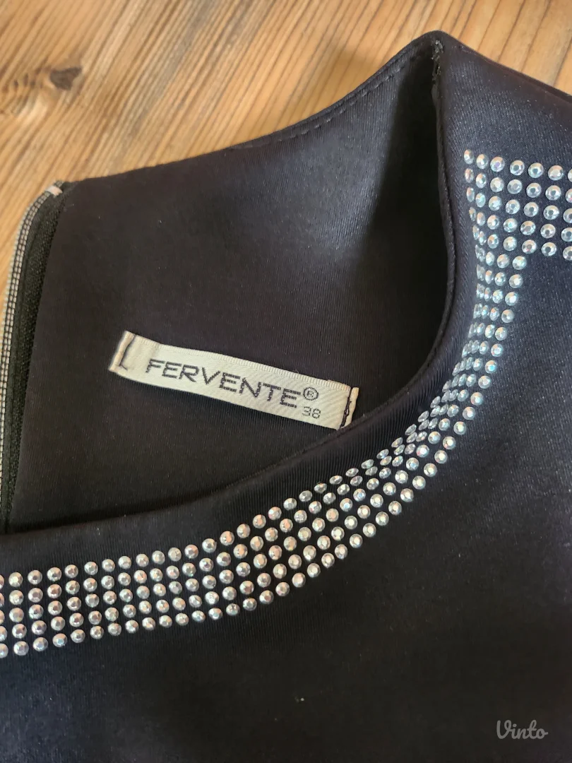 Kratka haljina bez rukava.