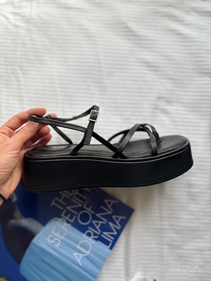 KOŽNE SANDALE NA PLATFORMU