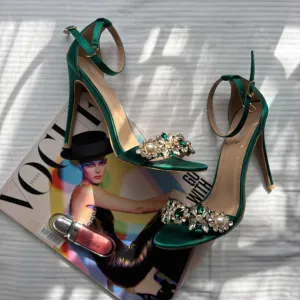 SANDALE SA KAMENČIĆIMA