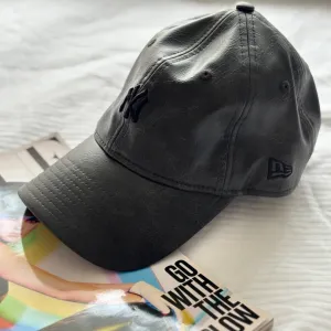 NEW ERA KAČKET OD IMITACIJE KOŽE