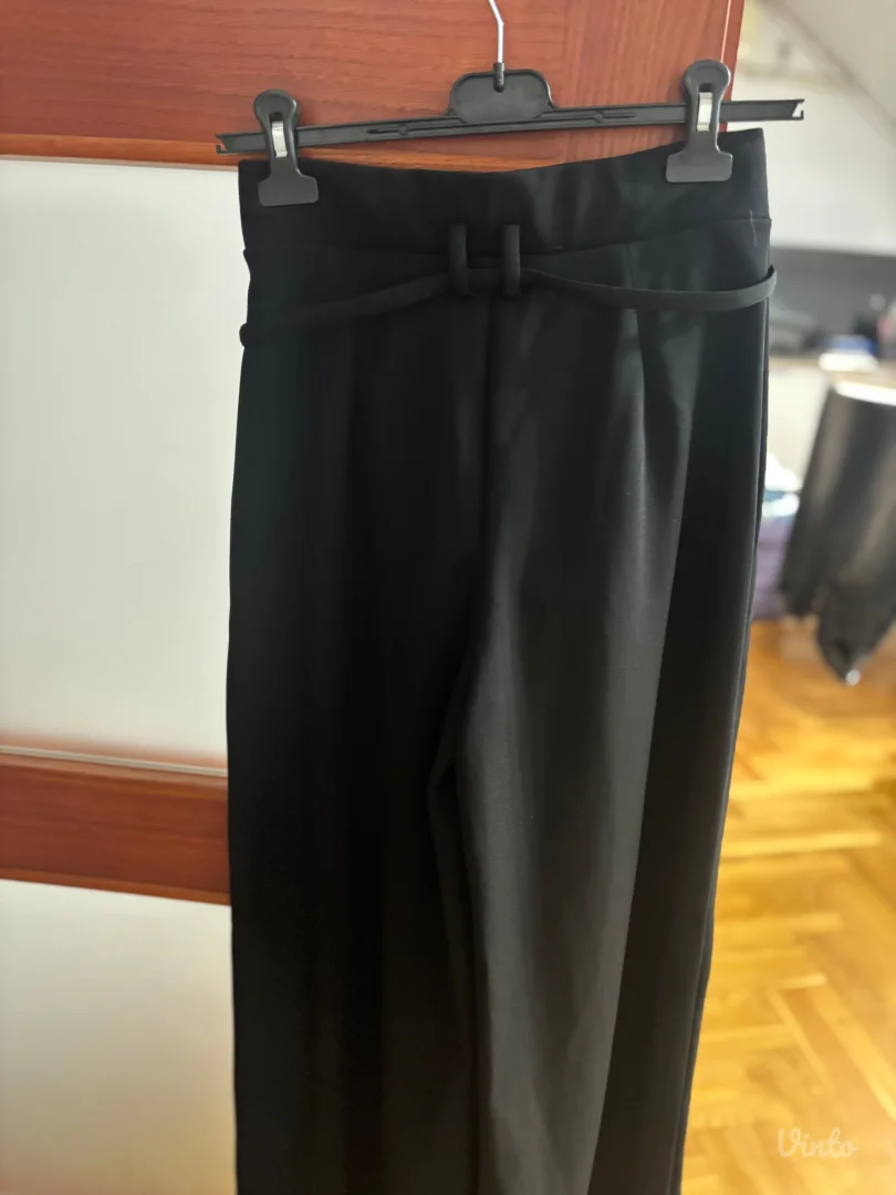 H&M pantalone širokih nogavica