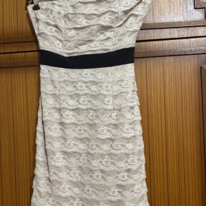 H&M haljina krem sa čipkom